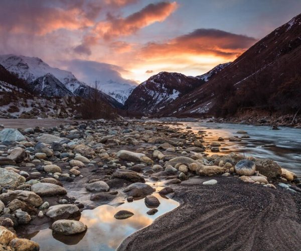 beautiful-sunset-mountains-river-bank_620810-1708