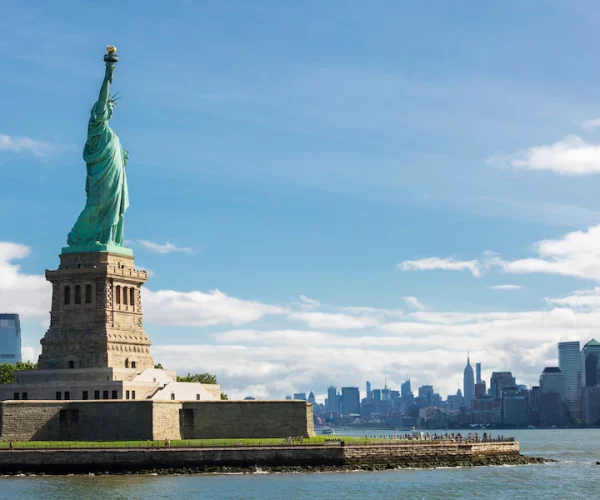 statue-liberty-new-york-city-skyline-usa_268835-777
