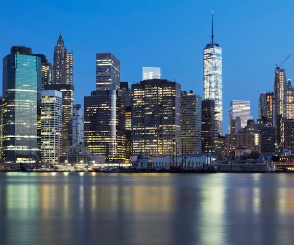 view-new-york-city-manhattan-midtown-dusk-with-skyscrapers-illuminated-east-river_268835-754