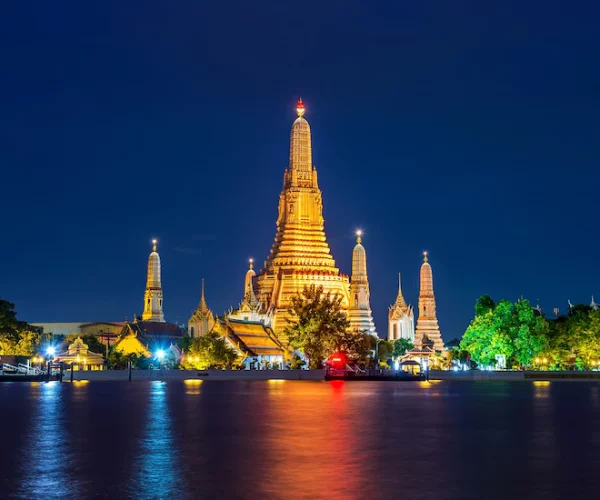 wat-arun-temple-bangkok-thailand_335224-972